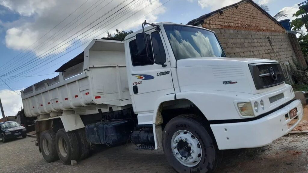 MERCEDES-BENZ L-1620 1997 branco parada na diagonal.