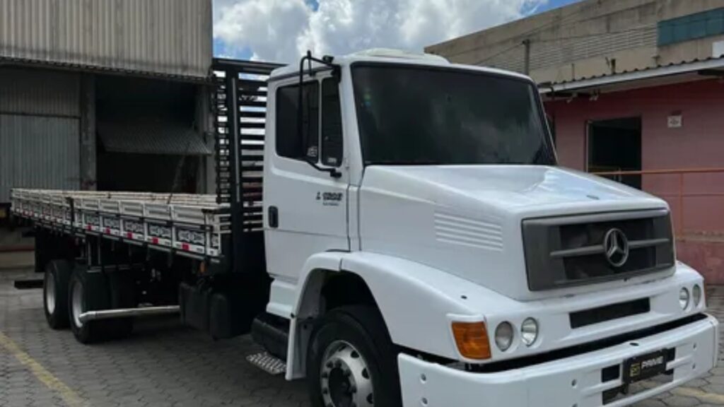 MERCEDES-BENZ L-1620 2009 branco parada na diagonal.