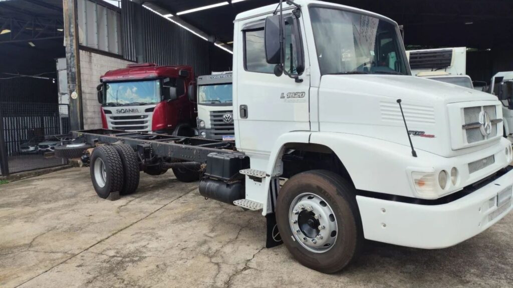 MERCEDES-BENZ L-1620 2011 branco na diagonal.