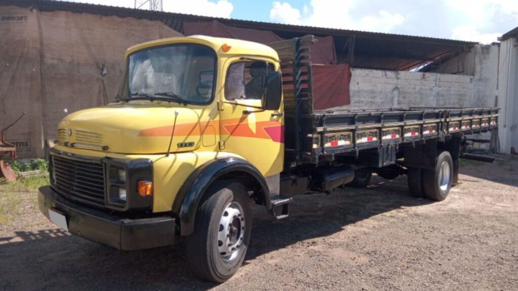 MERCEDES-BENZ L-2017 1986 amarelo na diagonal.