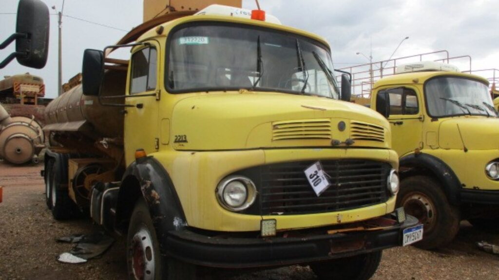 MERCEDES-BENZ L-2216 1983 amarelo de frente para leilão!
