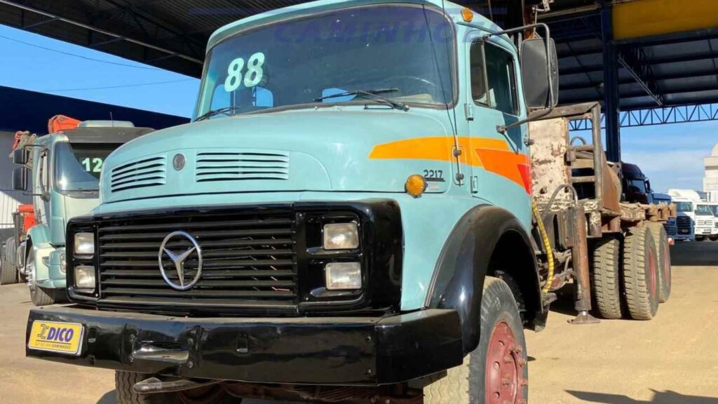 MERCEDES-BENZ L-2217 1988 verde agua parado na diagonal.