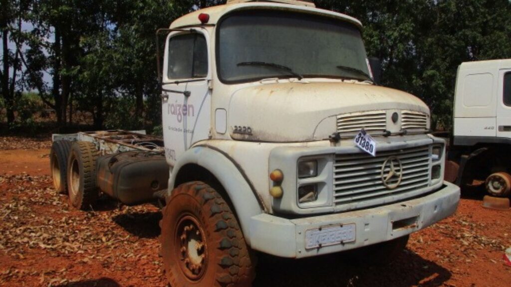 MERCEDES-BENZ L-2220 1987 branco parado na diagonal em cima de uma terra vermelha.