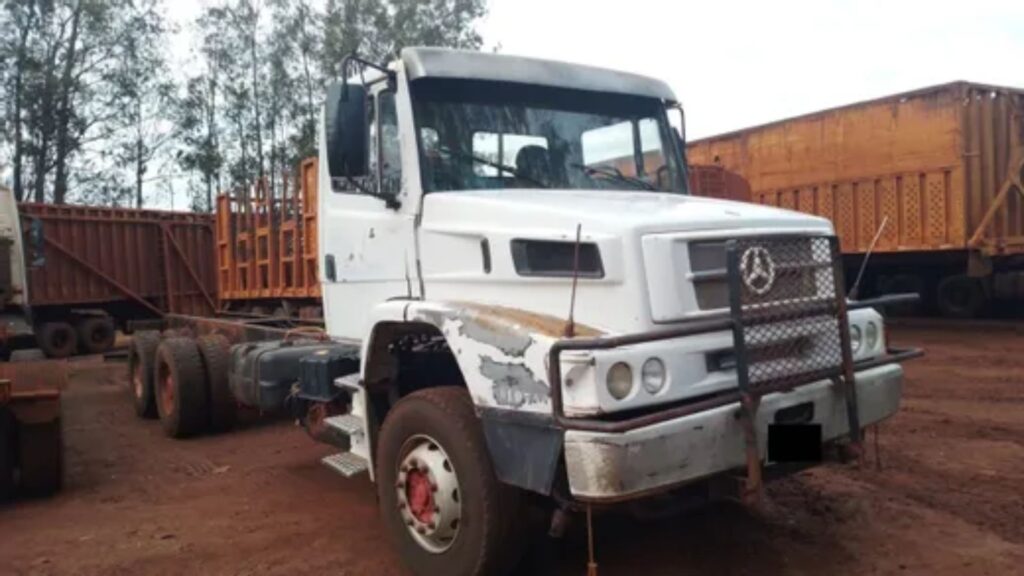 MERCEDES-BENZ LK-2638 2002 branco parado na diagonal.