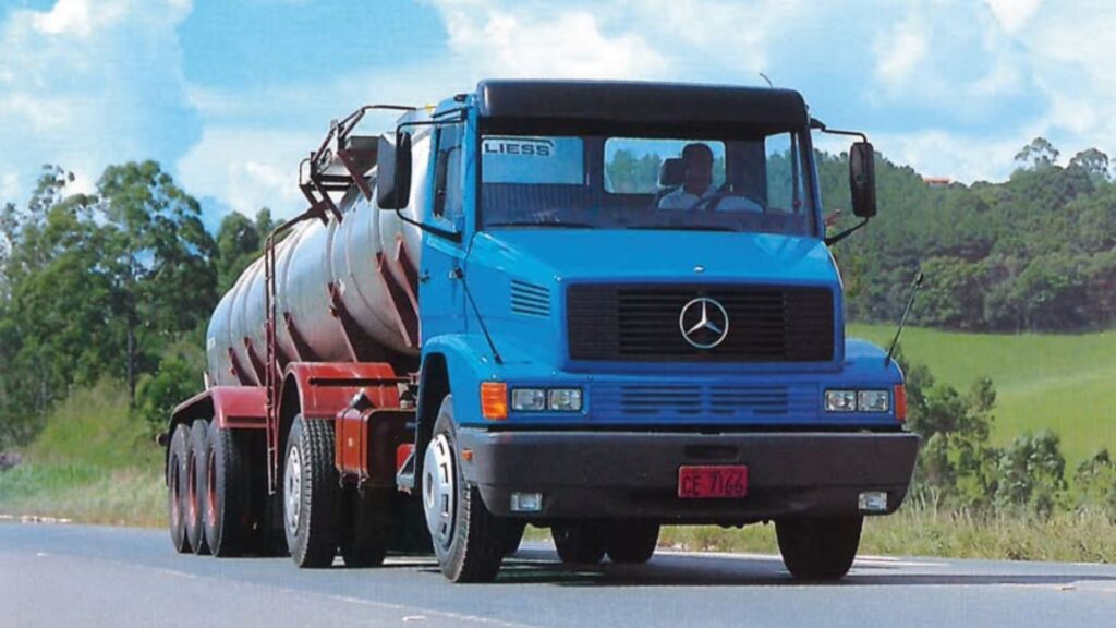 MERCEDES-BENZ LS-1625 1992 azul em movimento na estrada.