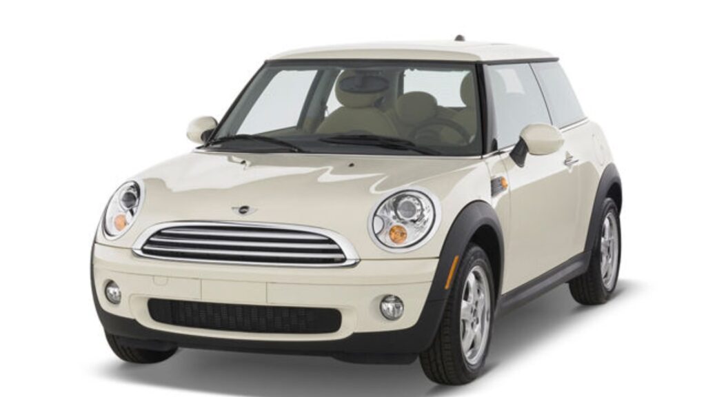 MINI COOPER 2009 bege na diagonal em um fundo branco.