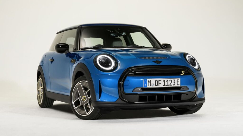 MINI COOPER 2022 azul na diagonal no fundo branco.