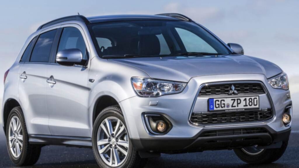 Mitsubishi ASX 2013 prata parado na diagonal.