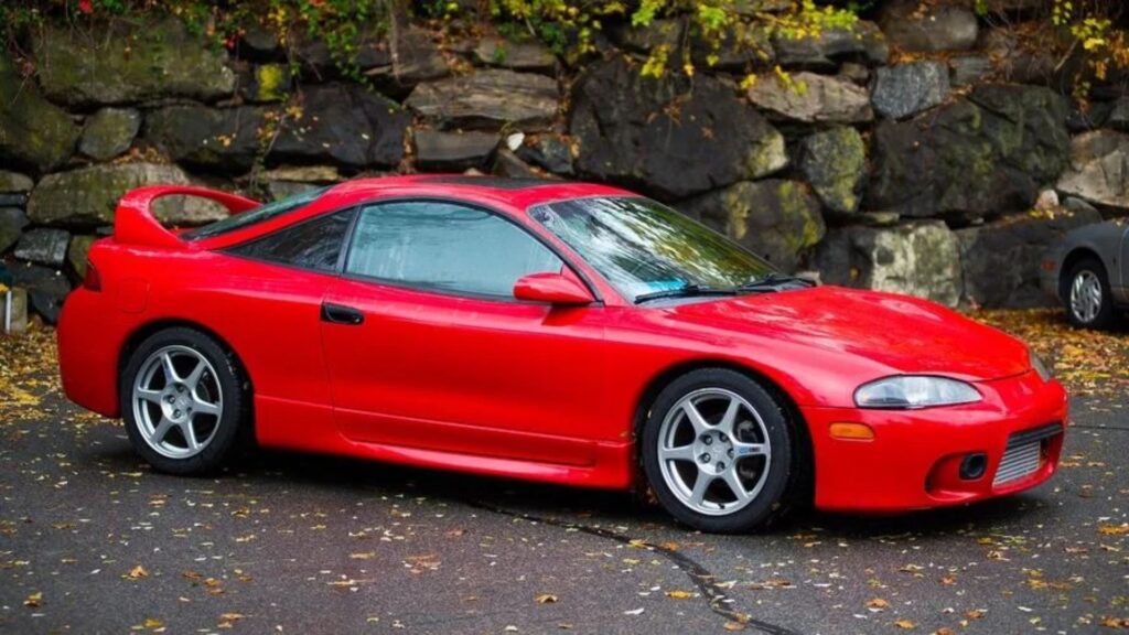 Mitsubishi Eclipse 1996 vermelho parado na diagonal.