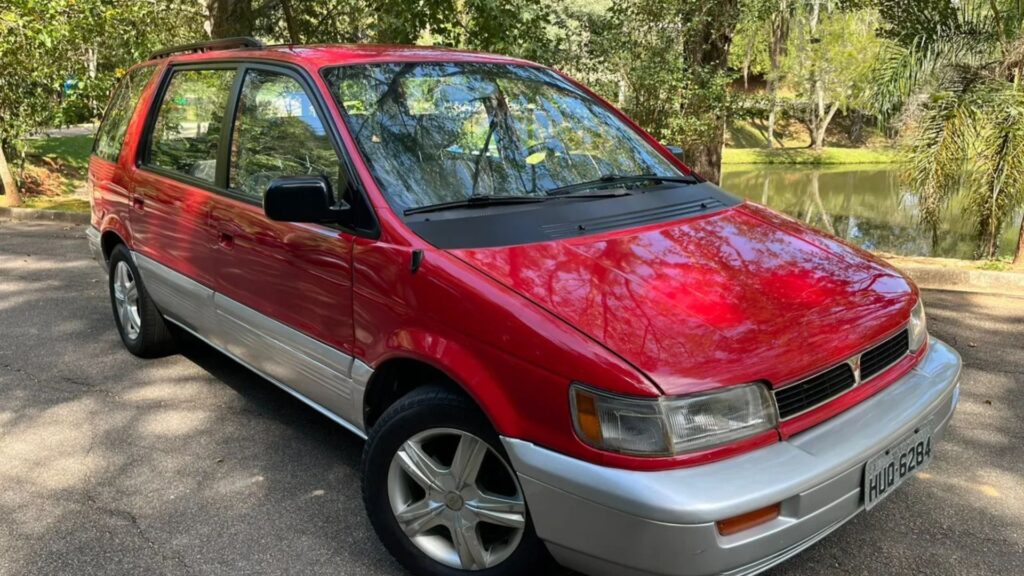 Mitsubishi Expo 1993 vermelho na diagonal.