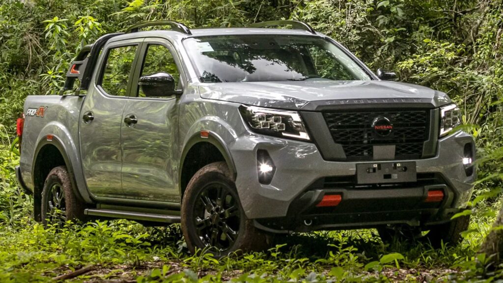 Nissan Frontier 2023 cinza na mata.