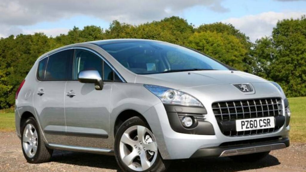 Peugeot 3008 2013 cinza parado na diagonal.