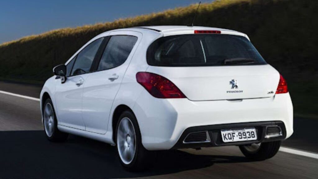 Traseira do Peugeot 308 2014 branco na estrada.
