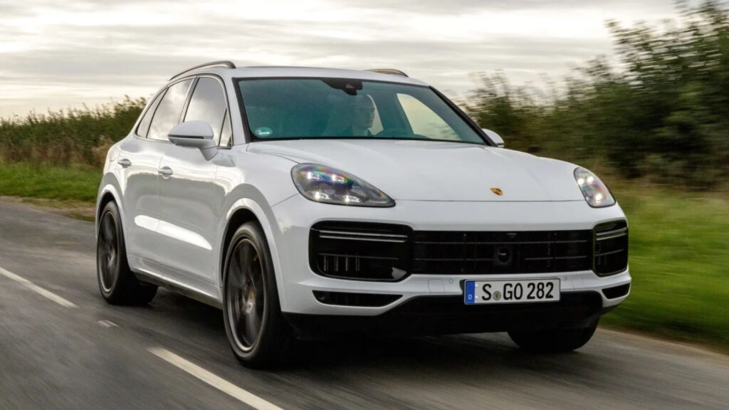 Porsche Cayenne 2017 branca na estrada.