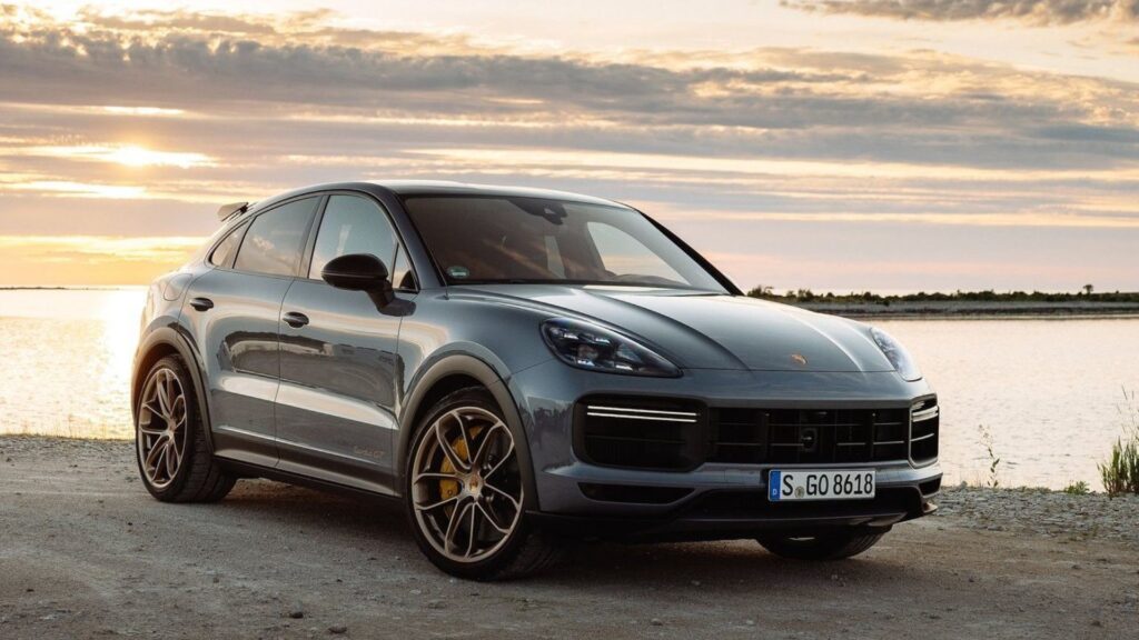 Porsche Cayenne 2022 cinza escuro na diagonal.
