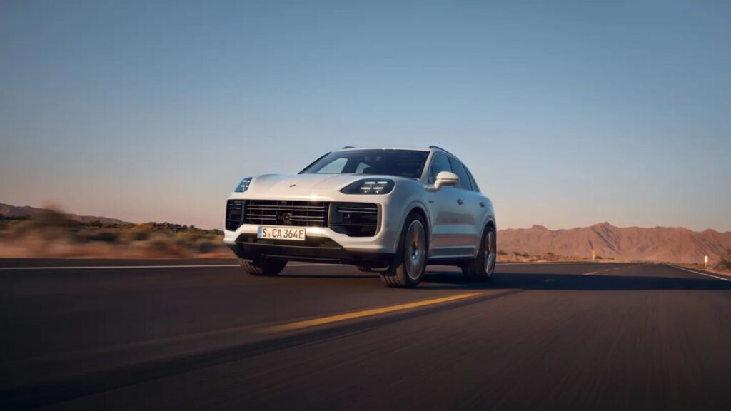 Porsche Cayenne Zero Km BRANCA NA ESTRADA.