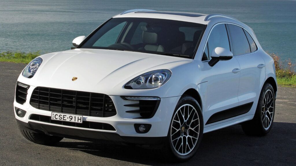 Porsche Macan 2015 branca na diagonal.