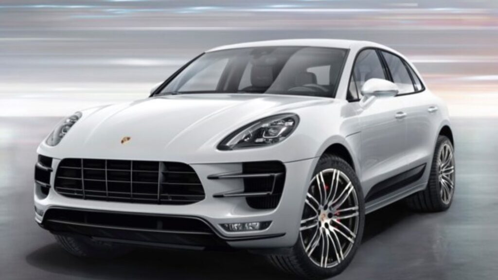 Porsche Macan 2016 branca na diagonal em um fundo claro.