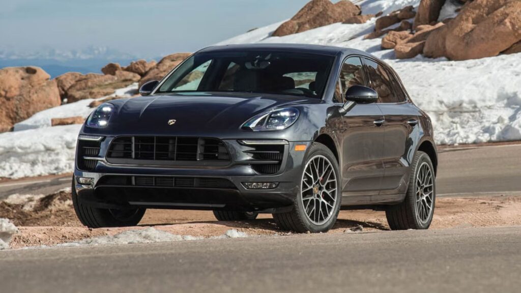 Porsche Macan 2018 cinza na diagonal parada.