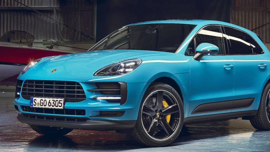 Porsche Macan 2019 azul na diagonal.