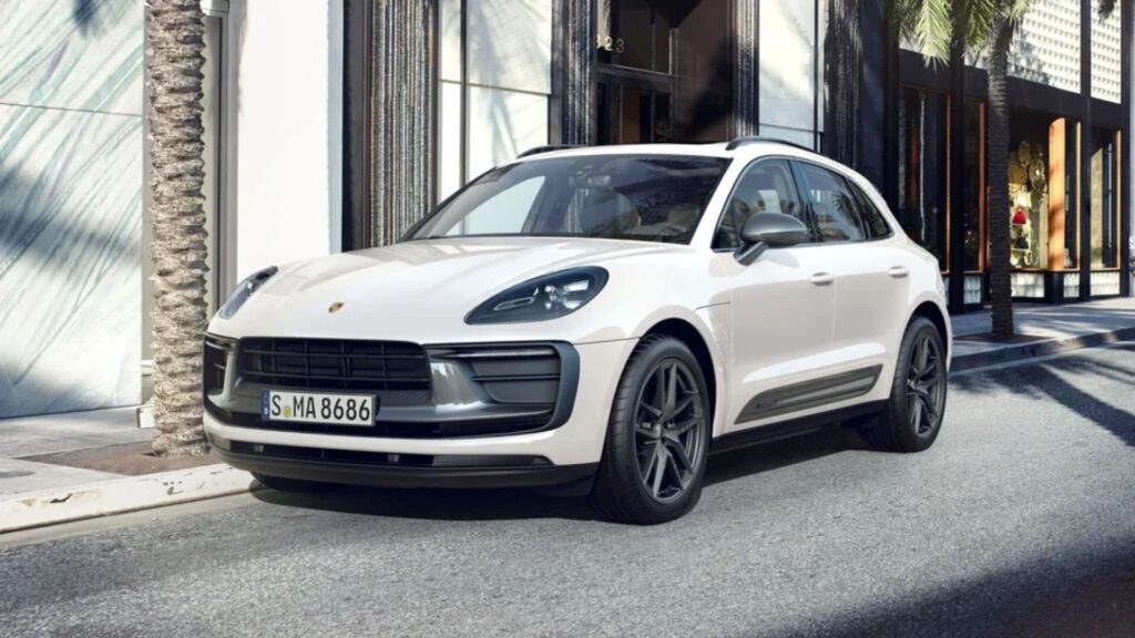 Porsche Macan 2020 branca parada na diagonal.