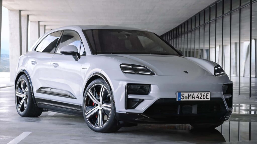 Porsche Macan Zero Km cinza na diagonal.