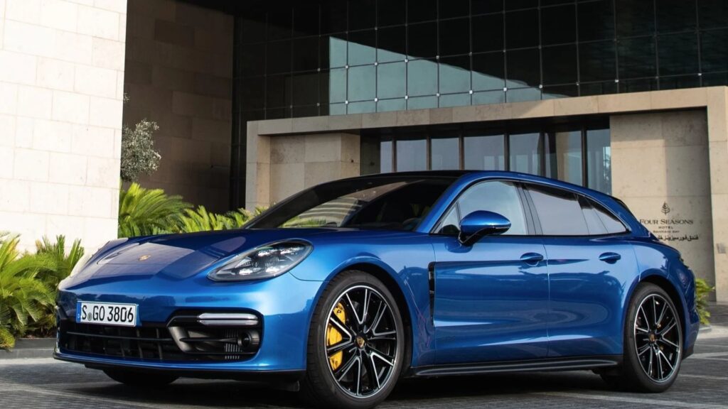 Porsche Panamera 2022 azul na diagonal.