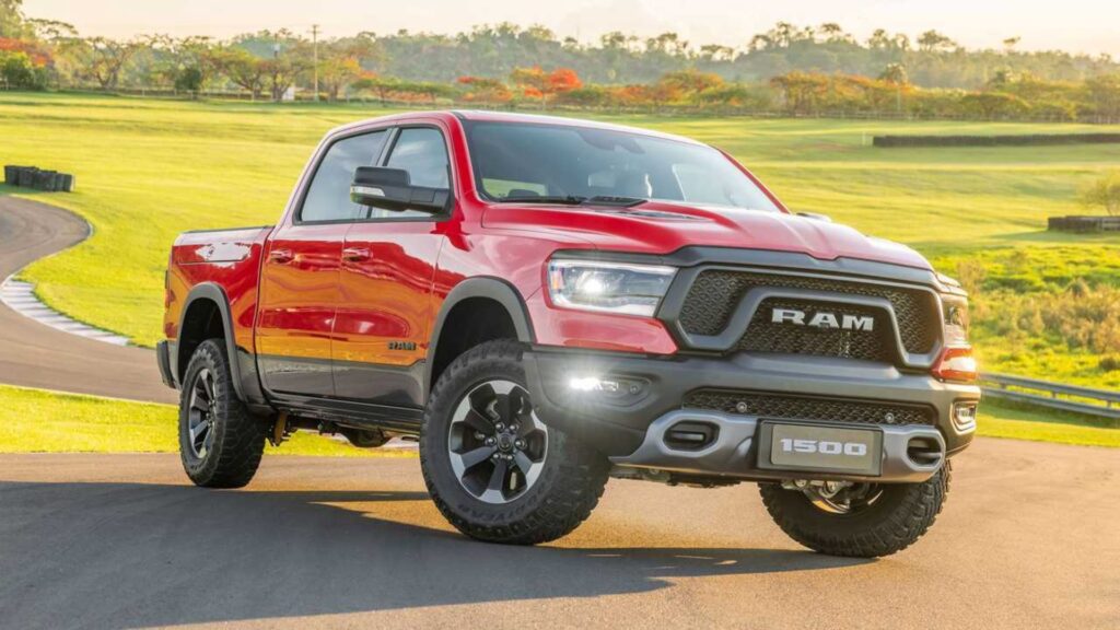 RAM 1500 2021 vermelha em movimento.