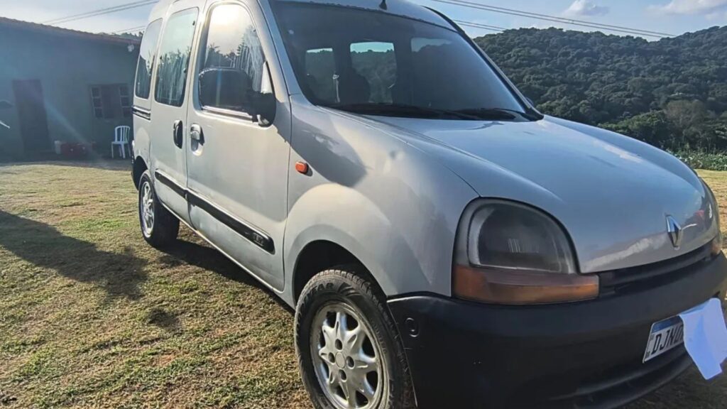 Renault Kangoo 2002 cinza parado na diagonal.