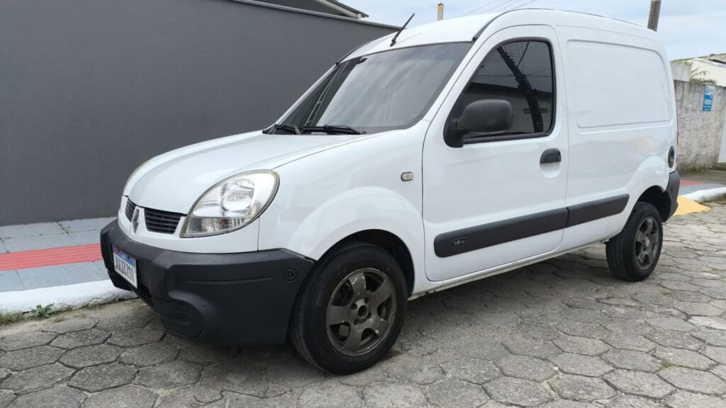 Renault Kangoo 2013 branco parado na beirada da estrada.