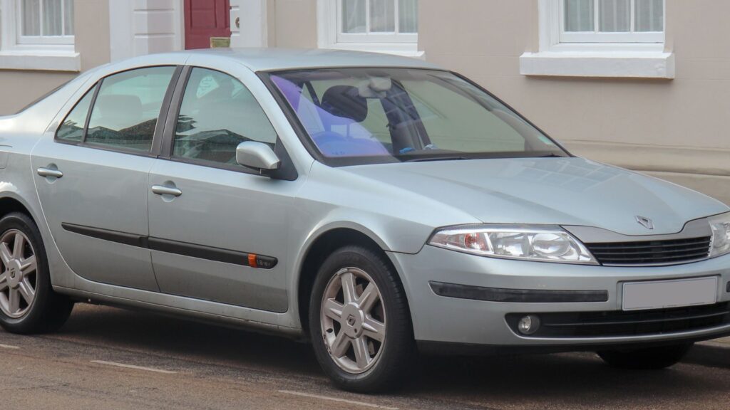 Renault Laguna 2003 prata estacionado na beirada da estrada.