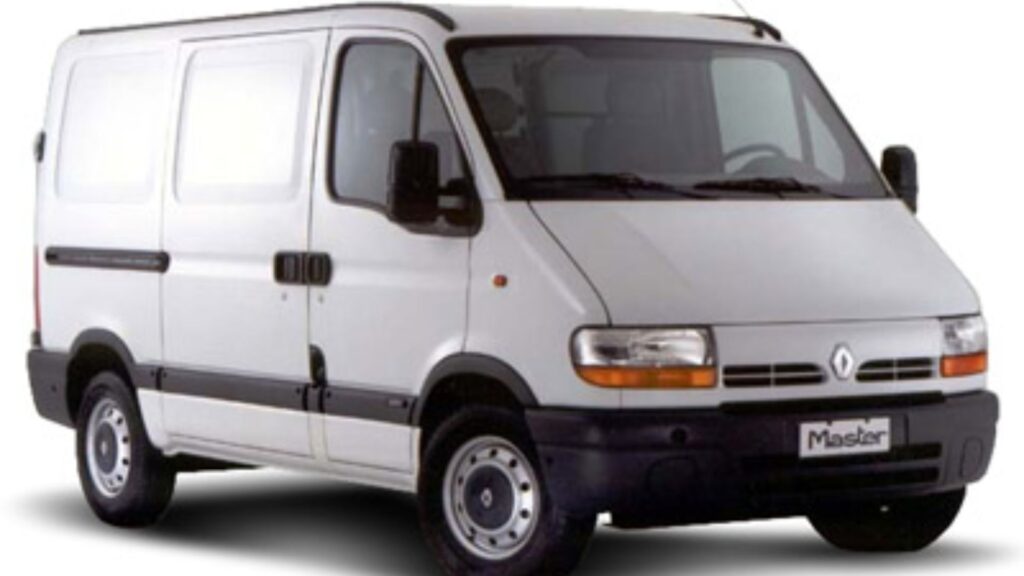 Renault Master 2005 prata parado na diagonal em um fundo branco.