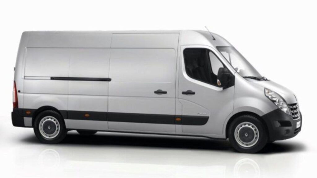 Renault Master 2015 cinza parado na diagonal em um fundo branco.