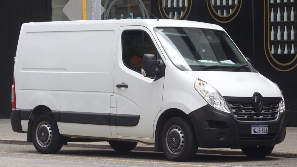 Renault Master 2017 branco parado na diagonal.