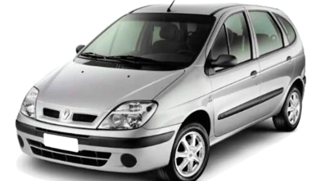Renault Scénic 2009 cinza parado na diagonal no fundo branco.
