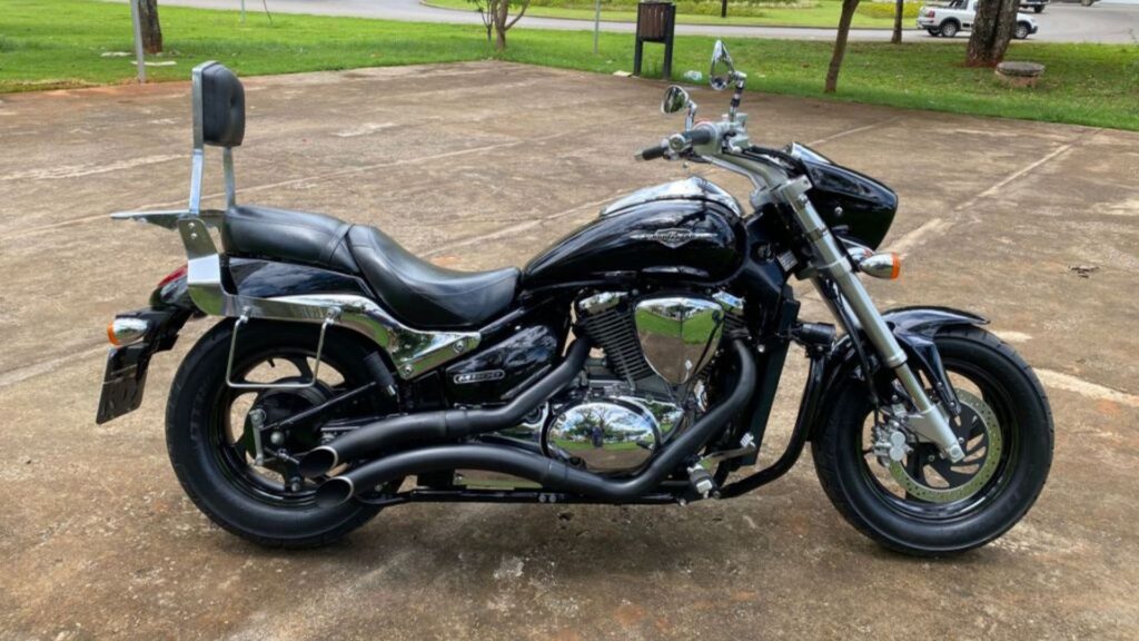 SUZUKI BOULEVARD 2015 preta de lado em uma praça.