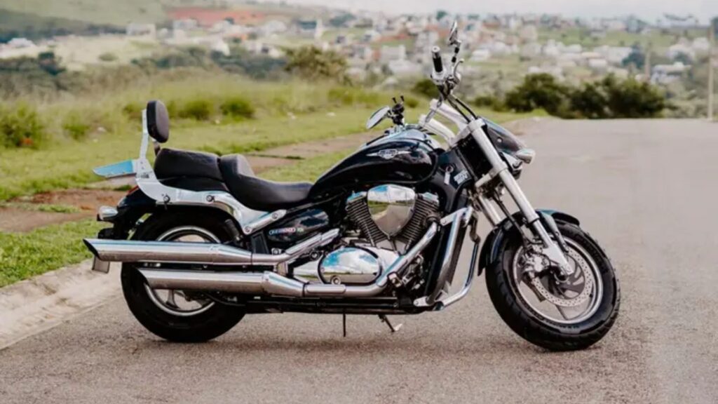 SUZUKI BOULEVARD 2016 preta de lado parada em uma estrada.