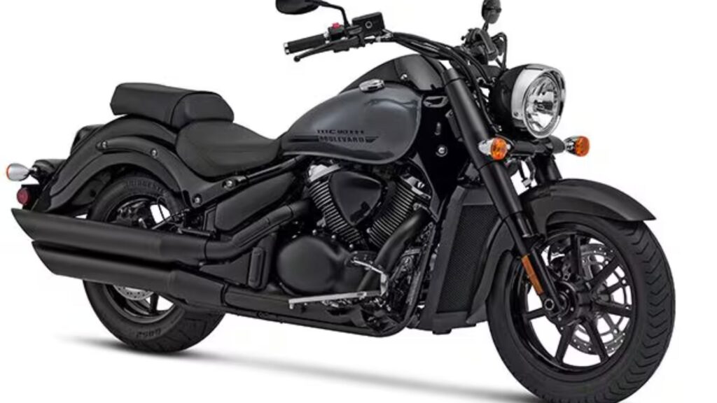 SUZUKI BOULEVARD 2018 preta na diagonal em um fundo branco.