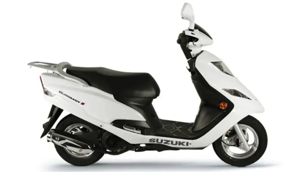 SUZUKI BURGMAN 2014 branca de lado no fundo branco.