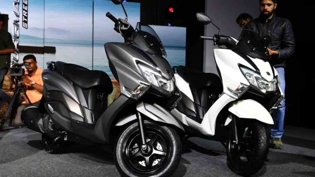 Duas SUZUKI BURGMAN 2018 na diagonal.