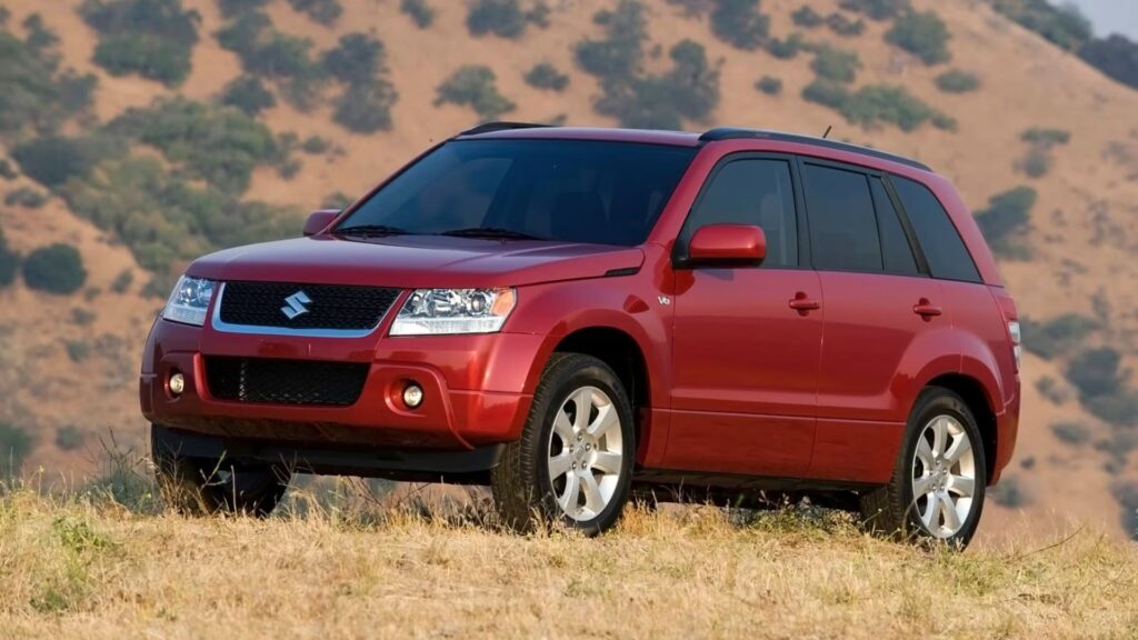 Suzuki Grand Vitara 2012 vermelha na diagonal.