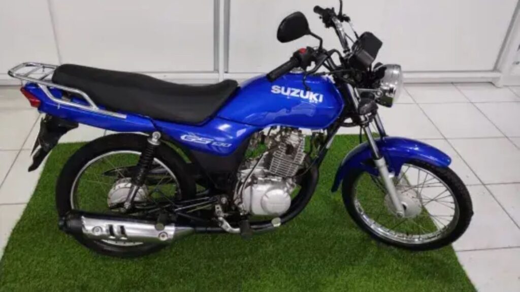 Lateral da SUZUKI GS 120 2017 azul parada em um loja.