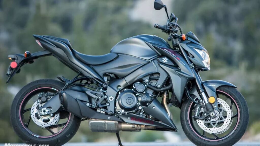 SUZUKI GSX-S 1000 2018 preto de lado parada.