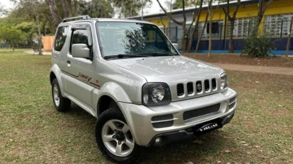 Suzuki Jimny 2010 prata na diagonal.
