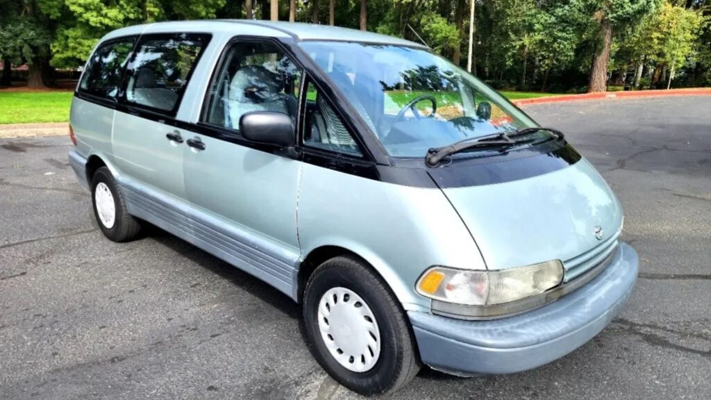 Toyota Previa 1992 prata na diagonal.