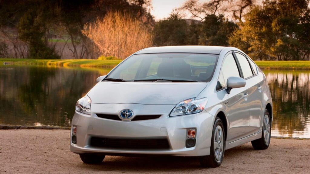 Toyota PRIUS 2013 prata parado na diagonal.