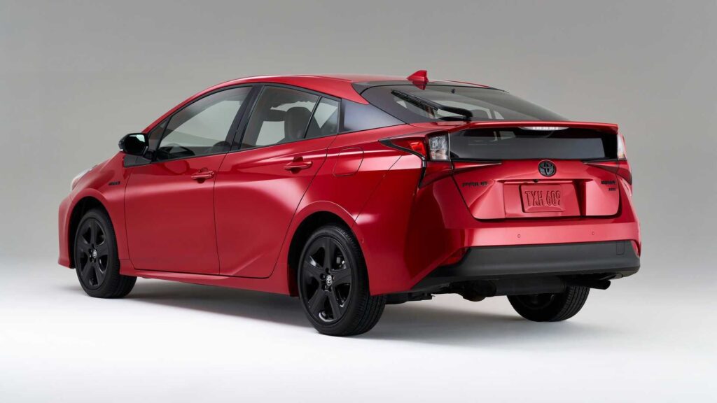 Toyota PRIUS 2020 vermelha na diagonal em um fundo branco.