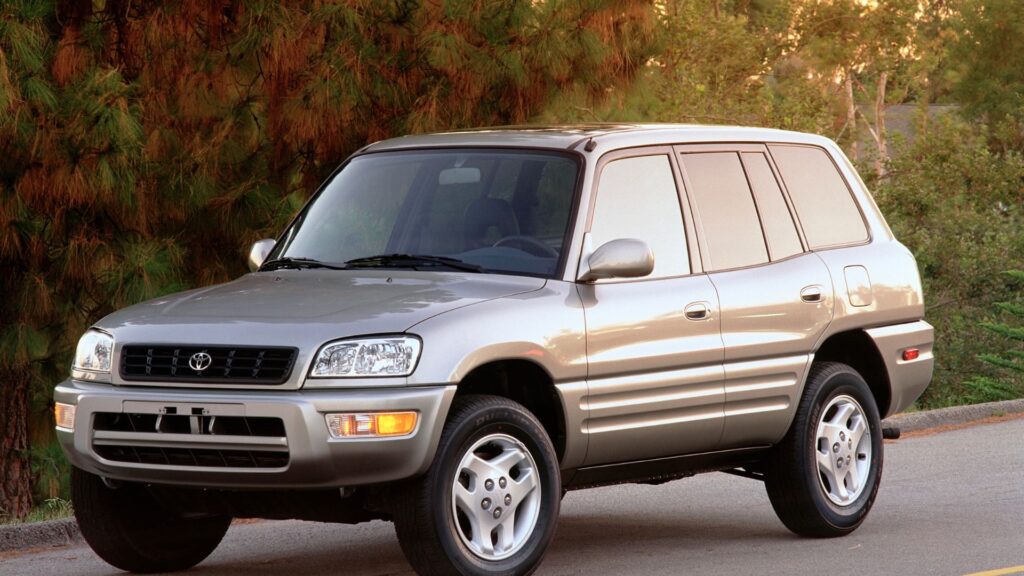 Toyota RAV4 2000 cinza na estrada.