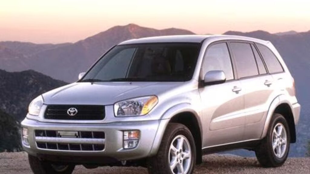 Toyota RAV4 2002 prata na diagonal.