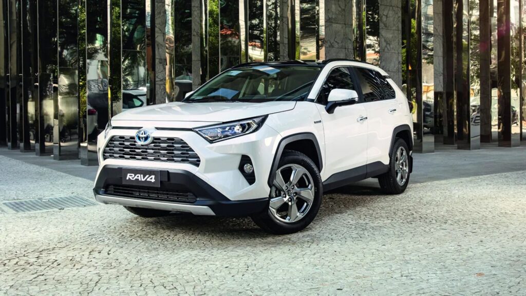 Toyota RAV4 2021 branco na diagonal.